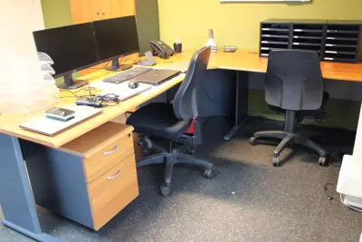 2 bureaux bois + 2 armoires hautes +rétroprojecteur Hitachi + 3 fauteuils de bureau +divers – kavel bij Trans Executive