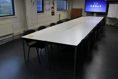 Table de réunion modulable + 18 chaises en tissu noir + 2 tableaux – kavel bij Trans Executive