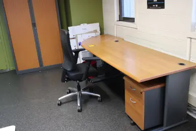 1 bureau d'angle +1 fauteuil de bureau+ 2 armoires hautes et une armoire basse – kavel bij Trans Executive