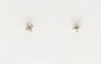 Witgouden oorknoppen solitair met diamant – kavel bij Twents Veilinghuis