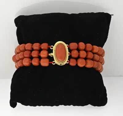 Armband met bloedkoralen met gouden slot – kavel bij Twents Veilinghuis