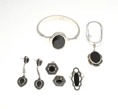 Lot zilveren sieraden met onyx – kavel bij Twents Veilinghuis