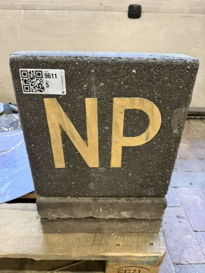3x Decoratieve betonnen lettertegels NP, antraciet/goudkleurig, ca. 30 × 30 cm – kavel bij Onlineveilingmeester, Hoogeveen