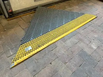 Geperforeerde metalen oprijplaat / laadbrug, geel/grijs, geperforeerd | met bevestigingspunten – kavel bij Onlineveilingmeester, Hoogeveen