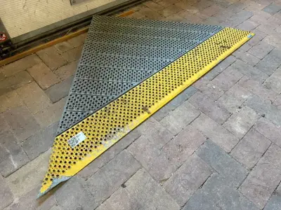 Geperforeerde metalen oprijplaat / drempelplaat, STABAG PeP (sticker), geel/grijs, met verbogen punt | vermoedelijk rolstoeltoegankelijk – kavel bij Onlineveilingmeester, Hoogeveen