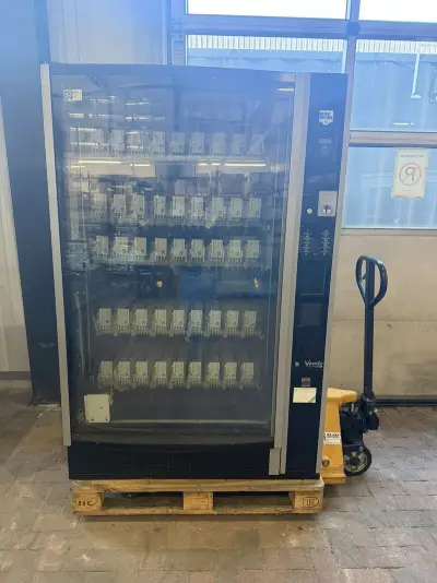 Gekoelde verkoopautomaat, SandenVendo, SVE DV9, zwart /donkerblauw /zilvergrijs, 2016, Payter betaalterminal | 800 W – kavel bij Onlineveilingmeester, Hoogeveen