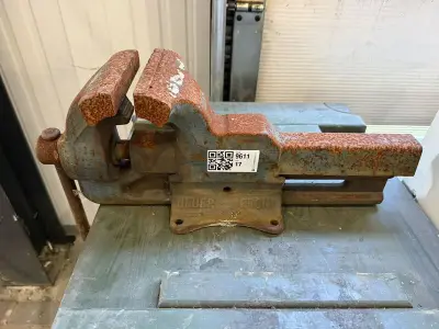 Zware werkbankbankschroef, Heuer, Front, grijsgroen/roestbruin, klassieke uitvoering | met spindel en montagevoet – kavel bij Onlineveilingmeester, Hoogeveen