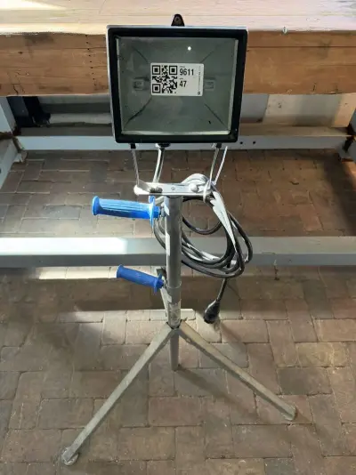 Halogeen bouwlamp met statief, Swinko, 70.015 (statief), zwart/zilver/blauw, 230 V – kavel bij Onlineveilingmeester, Hoogeveen