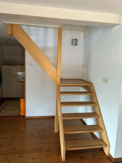Open houten kwartslagtrap, kwartslag links, naturel hout, hoogte 250–255 cm – gedemonteerd – kavel bij Onlineveilingmeester, Hoogeveen