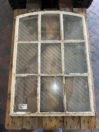 Boogvormig 9-ruits stalraam, Historisch, wit/roest, 70 cm breed; 95-100 cm hoog – kavel bij Onlineveilingmeester, Hoogeveen