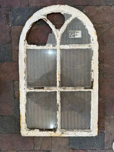 Boogvormig 6-ruits stalraam, Historisch, wit/roest, 45 x 75 cm – kavel bij Onlineveilingmeester, Hoogeveen