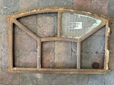 Gebogen stalraamframe, Historisch, wit/roest, 60 cm breed; 32,5-37,5 cm hoog – kavel bij Onlineveilingmeester, Hoogeveen