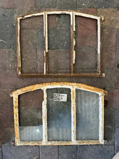 2x Boogvormige stalraamframes, Historisch, wit/roest, 48 cm breed; 30-34 cm hoog – kavel bij Onlineveilingmeester, Hoogeveen