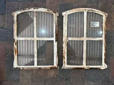 2x Gebogen 4-ruits stalramen, Historisch, wit/roest, 34 cm breed; 45-50 cm hoog – kavel bij Onlineveilingmeester, Hoogeveen