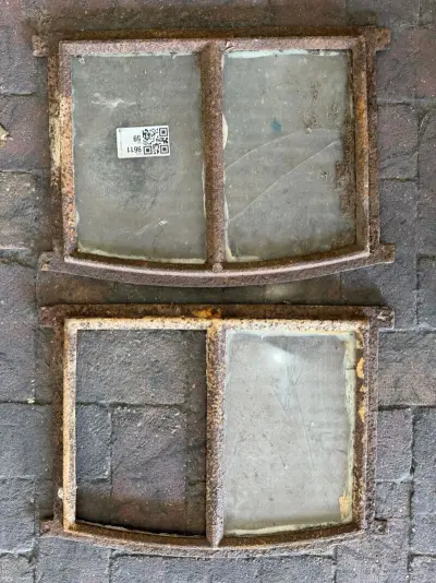 2x Gebogen 2-ruits stalramen, Historisch, wit/roest, 43 x 31 cm – kavel bij Onlineveilingmeester, Hoogeveen