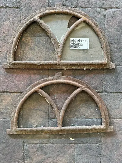 2x Halfronde stalraamframes, Historisch, wit/roest, 37,5 x 21 cm – kavel bij Onlineveilingmeester, Hoogeveen