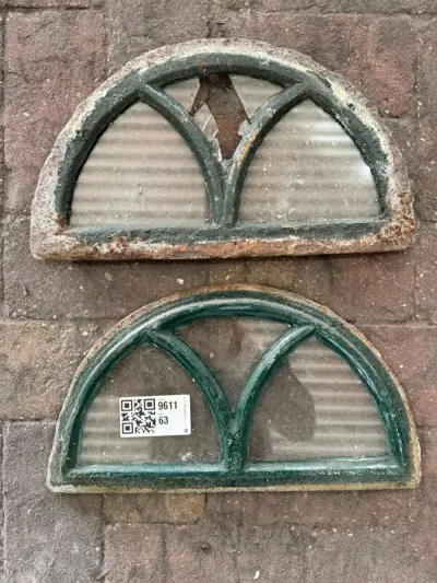 2x Halfronde stalramen, Historisch, groen/roest, 37,5 x 20 cm – kavel bij Onlineveilingmeester, Hoogeveen