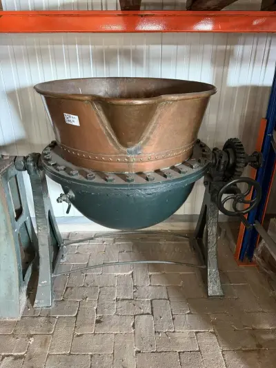 Industriële kantelbare kookketel, Jamketel met handwiel, koper/brons/groen, op stalen onderstel met handwiel – kavel bij Onlineveilingmeester, Hoogeveen