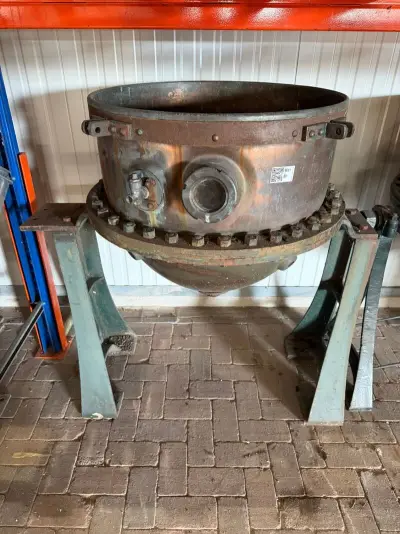 Industriële kantelbare kookketel, Jamketel met handwiel, koper/brons/groen, op stalen onderstel – kavel bij Onlineveilingmeester, Hoogeveen