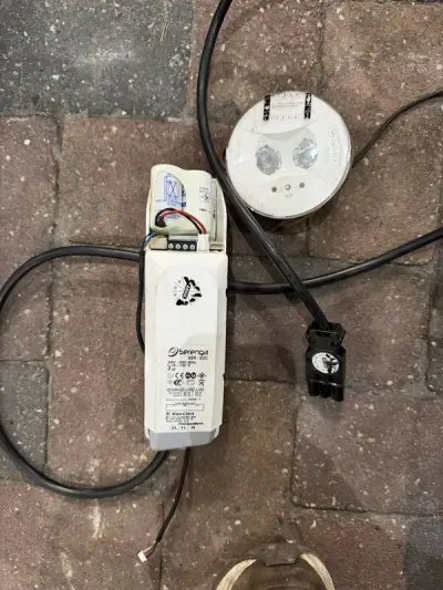 Ca. 17x Noodverlichtingsarmatuur set, Serenga / Van Lien, SER-EDC / 2L 1L, wit, 2008 – kavel bij Onlineveilingmeester, Hoogeveen