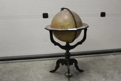 Antieke wereldbol met kompas. Doorsnede 43 cm. Hoogte ca. 80 cm – kavel bij HNVI, Loon op Zand