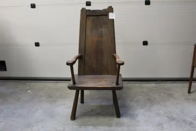 Antieke houten kinderstoel met verhoogde leuningen. Vermoedelijk rond 1900. Hoogte stoel 115 cm. Zithoogte 39 cm – kavel bij HNVI, Loon op Zand