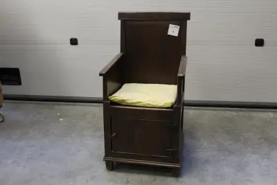 Antieke houten commode chair met onderkastdeur met scharnieren. Hooge 95 cm. Zithoogte 45 cm – kavel bij HNVI, Loon op Zand