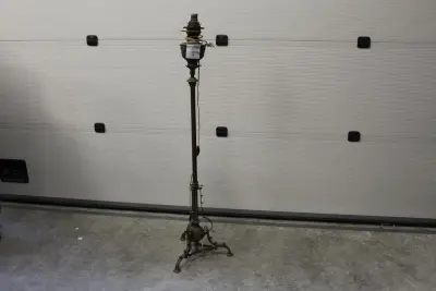 Antieke metalen staande lamp. Hoogte 140 cm – kavel bij HNVI, Loon op Zand