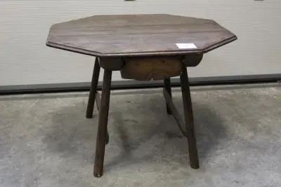Antieke houten tafel met achthoekig blad. Afmeting blad 82 x 70 cm. Hoogte 58 cm. Met lade – kavel bij HNVI, Loon op Zand