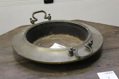 Metalen schaal met handgrepen. Doorsnede 44 cm. Doorsnede binnenring 30 cm – kavel bij HNVI, Loon op Zand