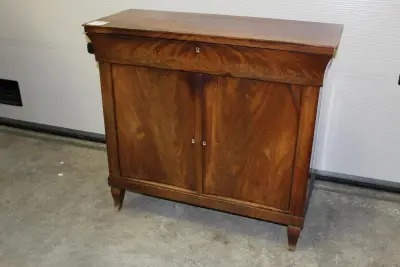 Antieke houten kast met twee deuren en lade. Afmeting 100 x 41 cm. Hoogte 92 cm. Geen sleutels aanwezig – kavel bij HNVI, Loon op Zand