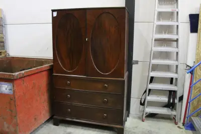 Antieke tweedelige houten linnen/legkast met bovenkast met twee deuren en vier laden, en onderkast met drie laden. Afmeting bovenkast 119 cm x 58 c… – kavel bij HNVI, Loon op Zand