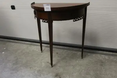 Halfronde side-table. Onderrand dient opgeknapt te worden. Breedte 71 cm. Hoogte 75 cm. Diepte 35 cm – kavel bij HNVI, Loon op Zand