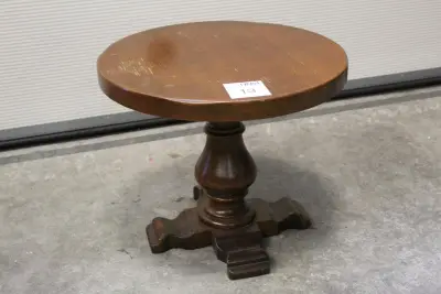 Massief eiken bijzettafeltje. Doorsnede blad 49,5 cm. Hoogte 42 cm – kavel bij HNVI, Loon op Zand