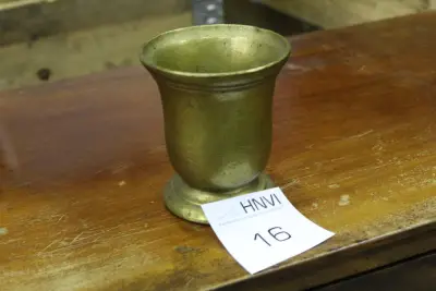 Metalen vijzel. Vermoedelijk brons. Zwaar uitgevoerd. Doorsnede 10,5 cm. Hoogte 12 cm – kavel bij HNVI, Loon op Zand