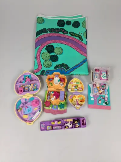 Polly Pocket Pollyville speelset met accessoires en speelmat – kavel bij De Kringwinkel, Sint-Niklaas