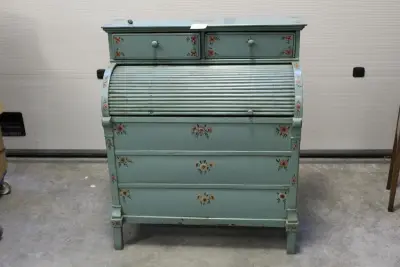 Authentieke decoratieve kast met verticale roldeur en twee laden. Eén knopje van roldeur afgebroken, wel aanwezig. Afmeting 95 x 45 cm. Hoogte 110 cm – kavel bij HNVI, Loon op Zand