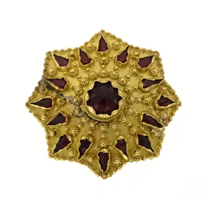 Gouden broche met granaat – kavel bij Twents Veilinghuis