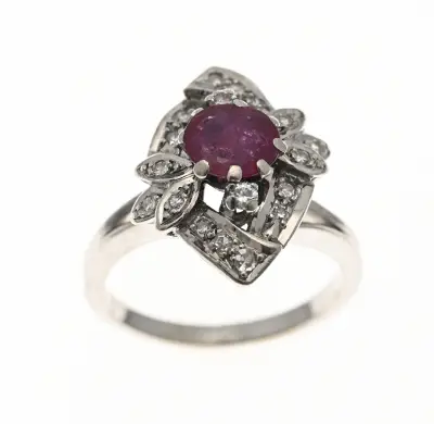 Witgouden ring met robijn en diamant – kavel bij Twents Veilinghuis