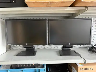 Twee beeldschermen HP COMPAQ LA2306x. In hoogte verstelbaar en draaibaar – kavel bij HNVI, Loon op Zand