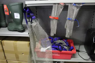 Krat met uitbeenschorten en uitbeenhandschoenen. Totaal 10 schorten en 11 handschoenen – kavel bij HNVI, Loon op Zand