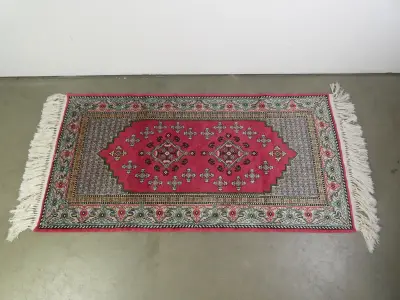 Handgeweven Tunezisch tapijt met rood en groen patroon – kavel bij De Kringwinkel, Heverlee