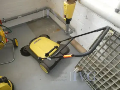 manuelle Kehrmaschine KÄRCHER S4 Twin – kavel bij IVG, Köln