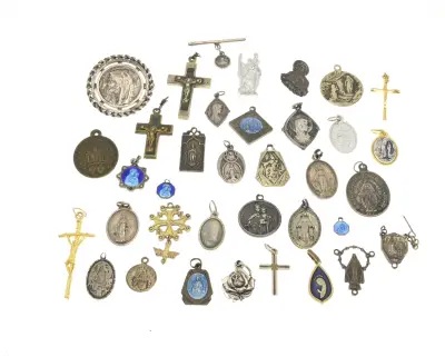 Lot religieuze hangers – kavel bij Twents Veilinghuis