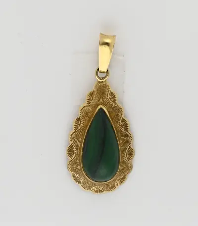 Gouden hanger met malachiet – kavel bij Twents Veilinghuis