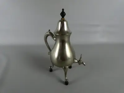 Vintage metalen koffiekan met deksel en kraan – kavel bij De Kringwinkel, Diest