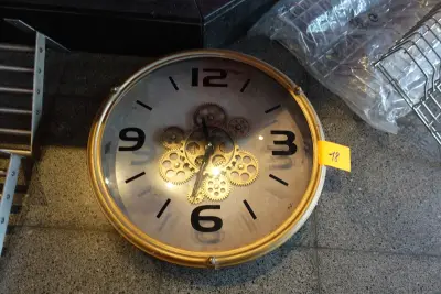 Wandklok – kavel bij Openbare Verkopen, Lochristi