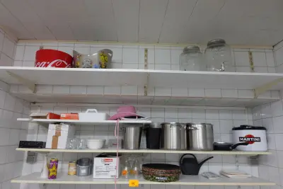 2x Inhoud rek – kavel bij Openbare Verkopen, Lochristi