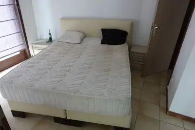 Dubbel bed + 2 x nachtkastje + kast – kavel bij Openbare Verkopen, Lochristi