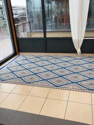 J-Line – Decoratief vloerkleed blauw/wit – kavel bij Openbare Verkopen, Blankenberge